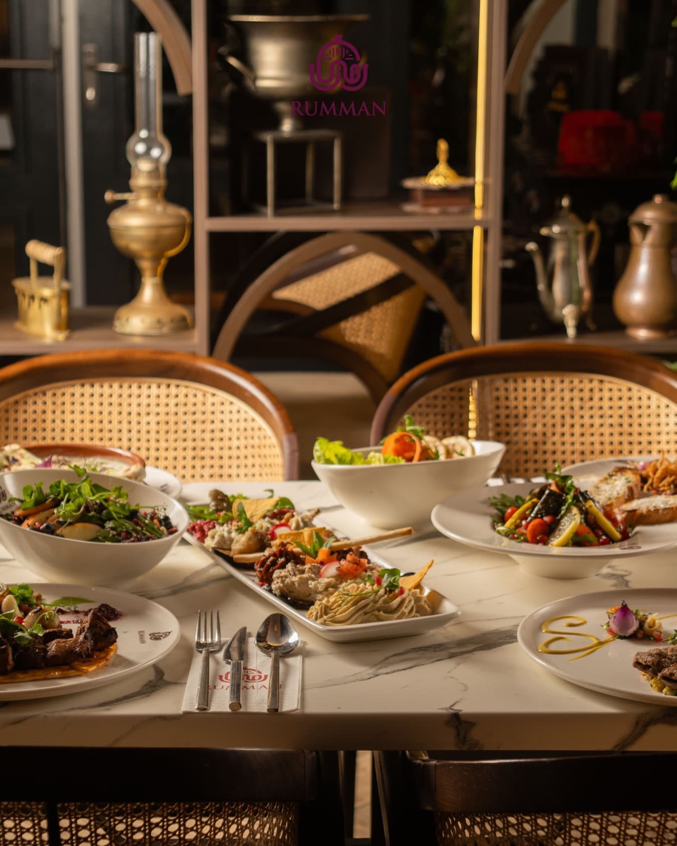 Gedekte tafel bij Rumman Restaurant met Syrische gerechten, mezze en decoratie